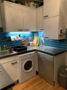 Lusk2 bed Cozy Home Lusk - 15min from Dublin airport!的厨房配有洗衣机和水槽