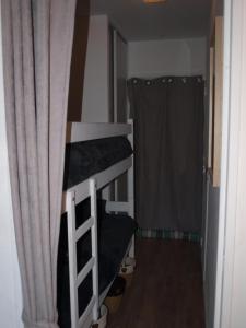圣拉斐尔Studio le Mistral的小房间设有两张双层床和窗帘