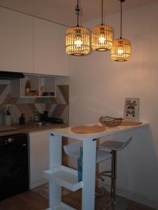 圣拉斐尔Studio le Mistral的厨房配有两盏灯和桌椅