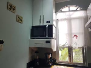 SamborondÃ³nHabitacion independiente en Samborondon的厨房配有微波炉和窗户。