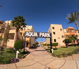 沙姆沙伊赫丽晶广场水上公园和温泉度假酒店的建筑前的Aza公园标志