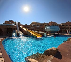沙姆沙伊赫丽晶广场水上公园和温泉度假酒店的度假村内带水滑梯的游泳池