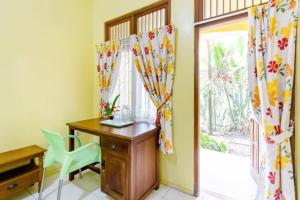 日惹艾丽西亚别墅的一个带书桌和窗户的家庭办公室