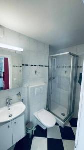 VexEscapade montagnarde idéale !的带淋浴、卫生间和盥洗盆的浴室