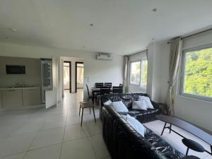 阿克拉Apartment in the heart of Accra.的带沙发的客厅和用餐室