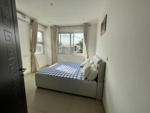 阿克拉Apartment in the heart of Accra.的一间带床的卧室,位于带窗户的房间内