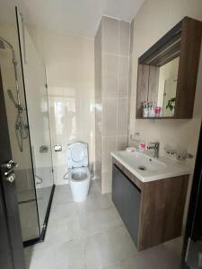 阿克拉Apartment in the heart of Accra.的浴室配有卫生间、盥洗盆和淋浴。