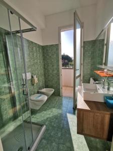 罗索利纳Hotel Formula Int. & Puravita SPA的带淋浴、卫生间和盥洗盆的浴室