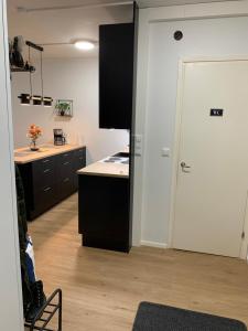 凯米StarHomes 2 BR City Apartment的厨房配有黑色橱柜和白色门