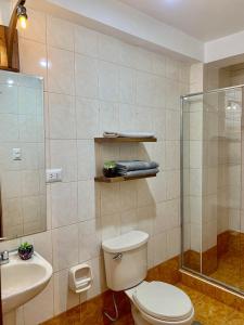库斯科Casa Encuentro San Blas的浴室配有卫生间、盥洗盆和淋浴。