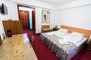 普雷代亚尔Mountain Breeze的酒店客房设有两张床和一张桌子。
