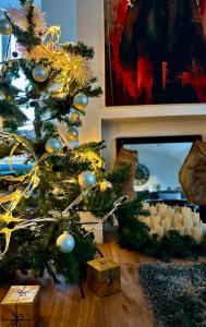 克莱蒙费朗Grand et superbe T3 : Au cœur du Centre Ville的地板上带礼物的圣诞树