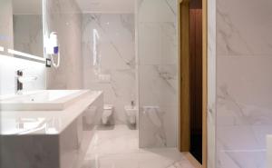 莫斯塔尔HA Hotel Mostar的白色的浴室设有水槽和卫生间。