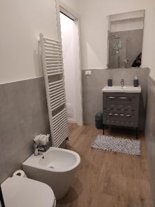 帕尔马KAIROS RESIDENCE的浴室配有白色卫生间和盥洗盆。