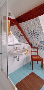 OberaurachHotel garni Lindenhof im Steigerwald的一间带水槽和椅子的浴室