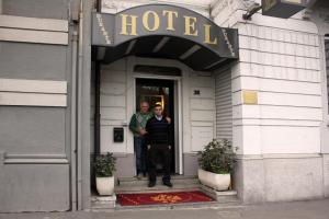 米兰力士杜兰特酒店的两个人站在旅馆门口