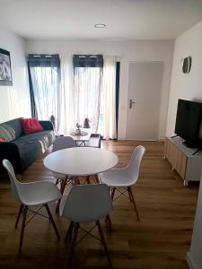 科拉雷侯Fuerte Vibes Guest House In Corralejo的客厅配有白色的桌子和椅子