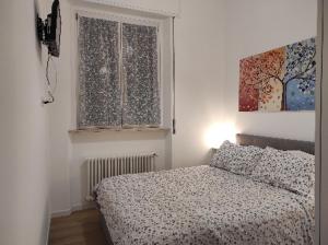帕尔马KAIROS RESIDENCE的一间卧室设有一张床和一个窗口