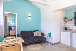 克拉伦代克Playa Feliz Apartments Bonaire的客厅配有沙发和桌子