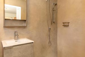 克拉伦代克Playa Feliz Apartments Bonaire的一间带水槽和淋浴的浴室