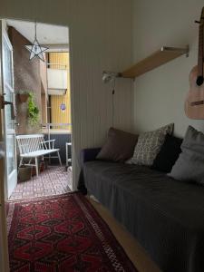 赫尔辛堡Stor lägenhet - 150 meter från havet.的客厅配有沙发和桌子