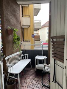 赫尔辛堡Stor lägenhet - 150 meter från havet.的阳台设有带长凳和桌子的庭院。