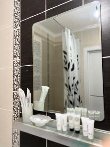 比什凯克Hyat apartment的浴室设有镜子、架子和洗浴用品