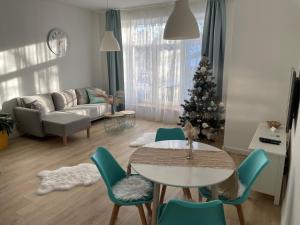 波普拉德the house的客厅配有圣诞树和桌椅