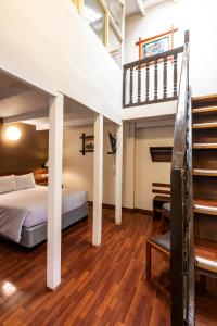 库斯科La Casona de Rimacpampa的一间卧室配有一张床和一个楼梯间