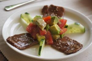 阿鲁沙勒奇斯莱梅鲁旅馆的桌上一盘带肉和蔬菜的食物