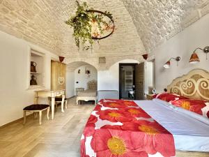 马丁纳弗兰卡Savito Guest House的一间卧室配有一张大床和一张桌子