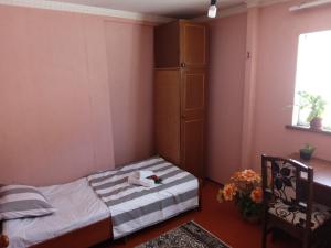 杜尚别Sayfi Guesthouse的一间小卧室,配有床和窗户
