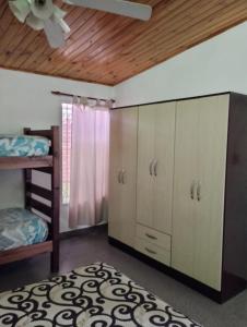 阿尔韦亚尔将军镇Alojamiento Alem的一间卧室配有一张双层床和一个带天花板的衣柜。