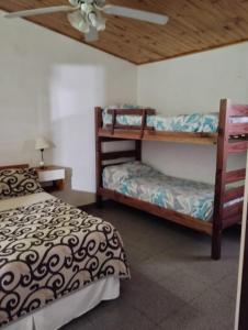 阿尔韦亚尔将军镇Alojamiento Alem的一间卧室设有两张双层床和吊扇