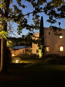 菲利内瓦尔达诺Casale La Gora - B&B di charme的夜晚在院子里有灯的房子