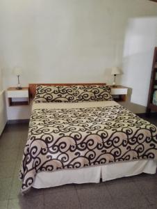 阿尔韦亚尔将军镇Alojamiento Alem的一间卧室配有一张带黑白色棉被的床