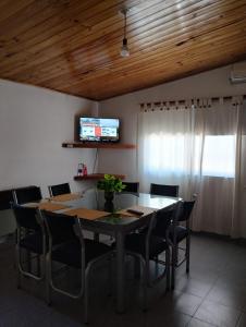 阿尔韦亚尔将军镇Alojamiento Alem的一间带桌椅和电视的用餐室