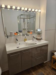 圣艾米隆柯林尼旅馆的一间带水槽和大镜子的浴室