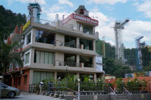 瑞诗凯诗Chanakya Resort的上面有标志的建筑