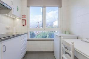 丰沙尔Blue Sky的白色的浴室设有水槽和窗户。