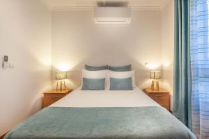 丰沙尔Blue Sky的一间卧室配有一张大床和两盏灯
