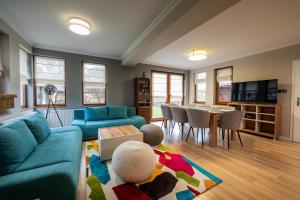 希普卡Villa Green Magic的客厅配有蓝色的沙发和桌子
