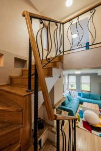 希普卡Villa Green Magic的客厅的楼梯,带蓝色沙发