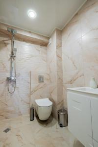 希普卡Villa Green Magic的一间带卫生间和淋浴的浴室