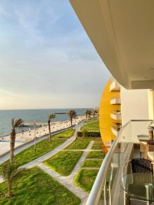 帕拉卡斯Condominio Nuevo Paracas - Sotavento的从大楼的阳台上可欣赏到海滩景色