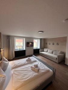 马克特布赖特Gasthof zum goldenen Schiff Anreise 24 7 digitale Rezeption Gratis Parkplatz的一间卧室配有一张大床和两条毛巾