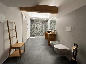 大圣玛丽亚Nido di Laura的浴室配有卫生间、水槽和椅子