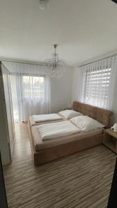 柏林Ferienwohnung Fink的一间卧室配有一张大床和一个吊灯。
