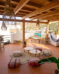 塔姆拉赫特乌兹达尔Arima Surf House的一个带桌椅的凉亭和一个庭院