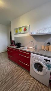 柏林Ferienwohnung Fink的厨房配有洗衣机和水槽